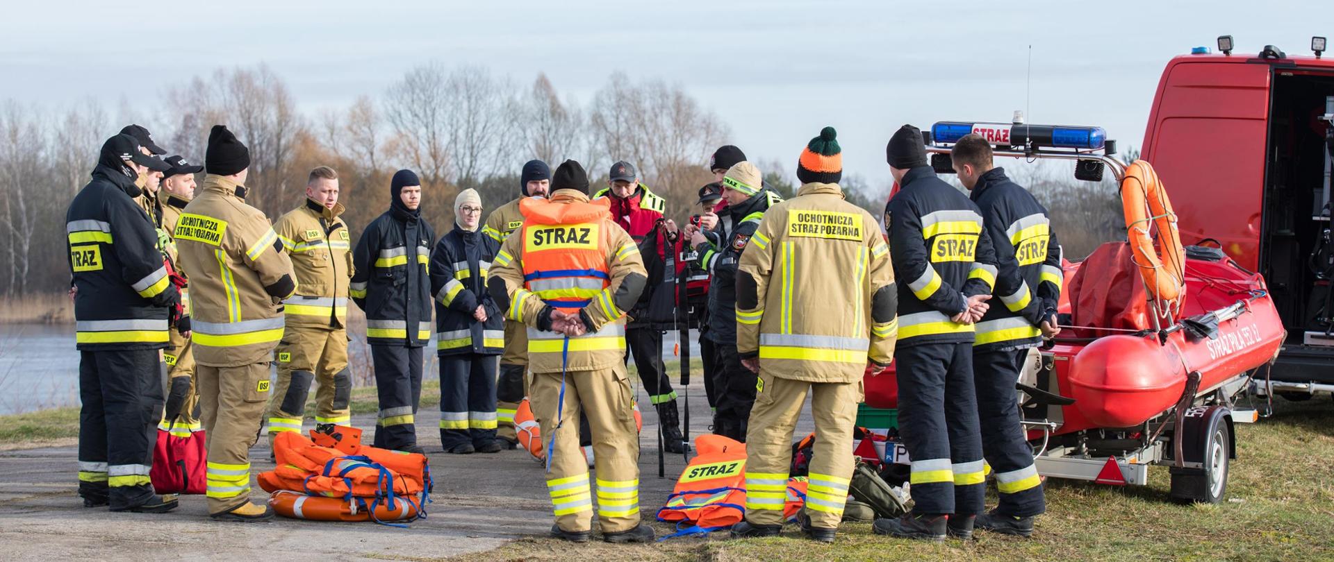 Duża grupa strażaków podczas instruktarzu.