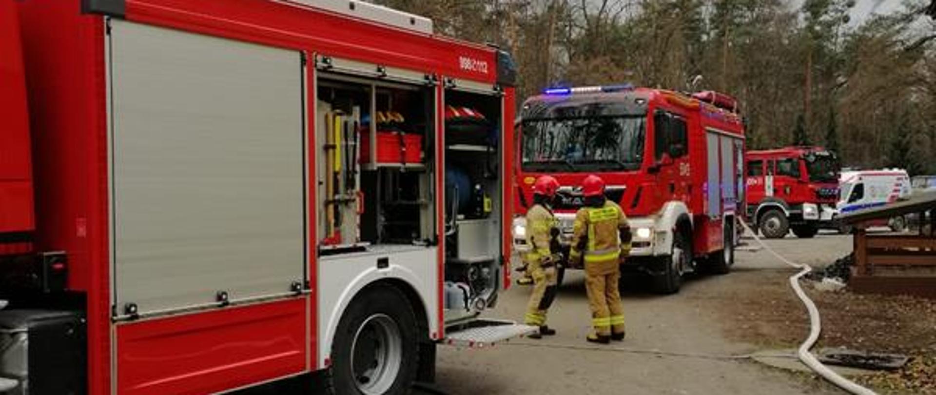 Zastępy straży pożarnej podczas działań w lokalu gastronomicznym