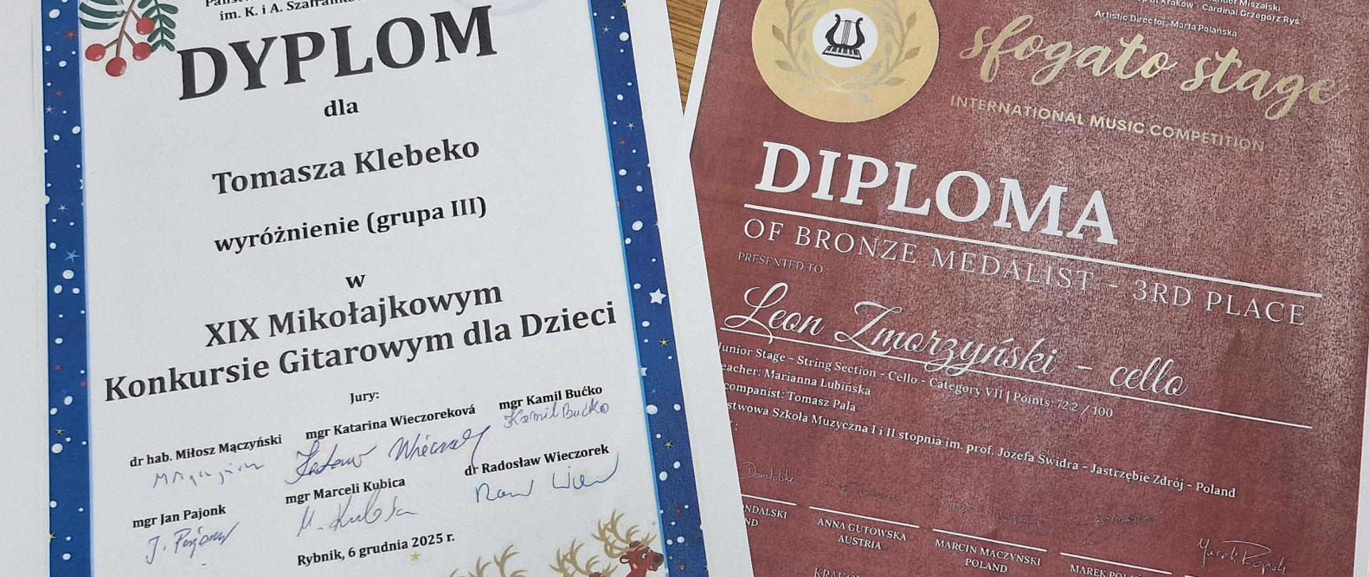 Zdjęcie dwóch dyplomów Tomasza Klebeko i Leona Zmorzyńskiego z miesiąca grudzień dwa tysiące dwudziestego piątego roku.