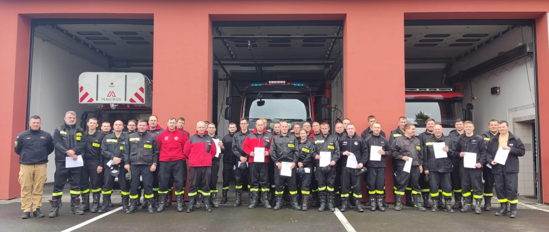 Strażacy po zakończonym szkoleniu