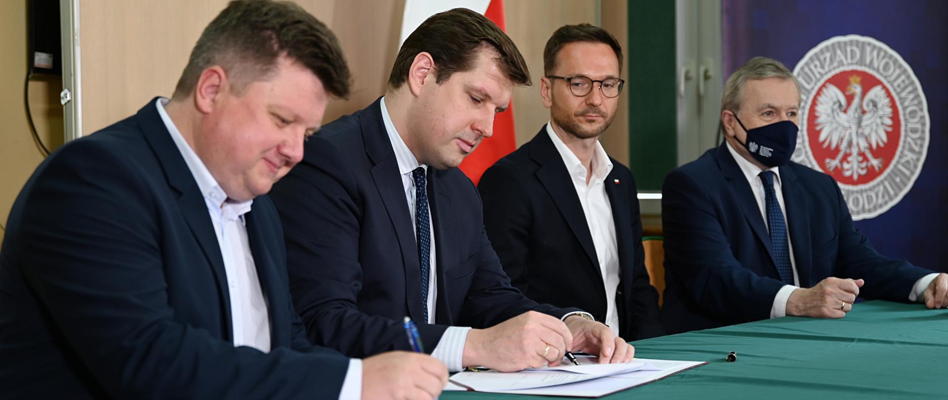 Wojewoda łódzki Tobiasz Bocheński, wicepremier Piotr Gliński, wiceminister funduszy i polityki regionalnej Waldemar Buda