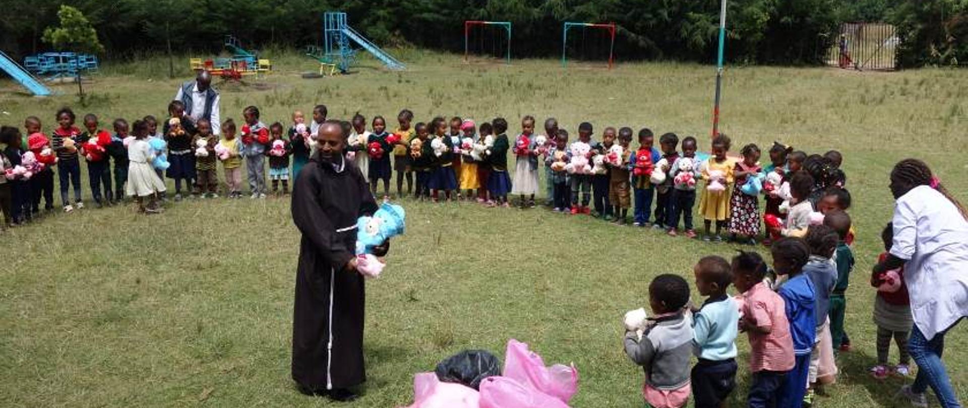 Dzieci na placu zabaw