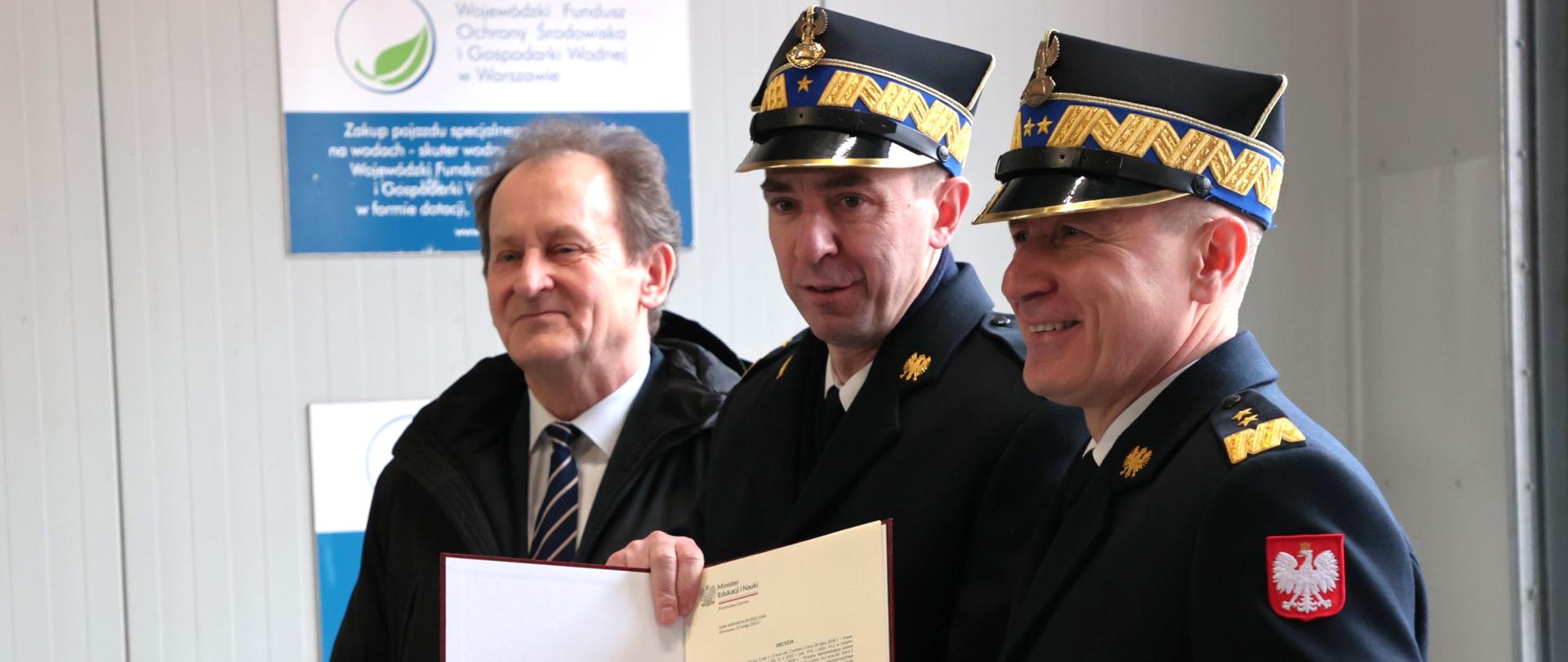 Sekretarz stanu w MEiN, rektor SGSP (prezentuje decyzję) oraz komendant główny PSP