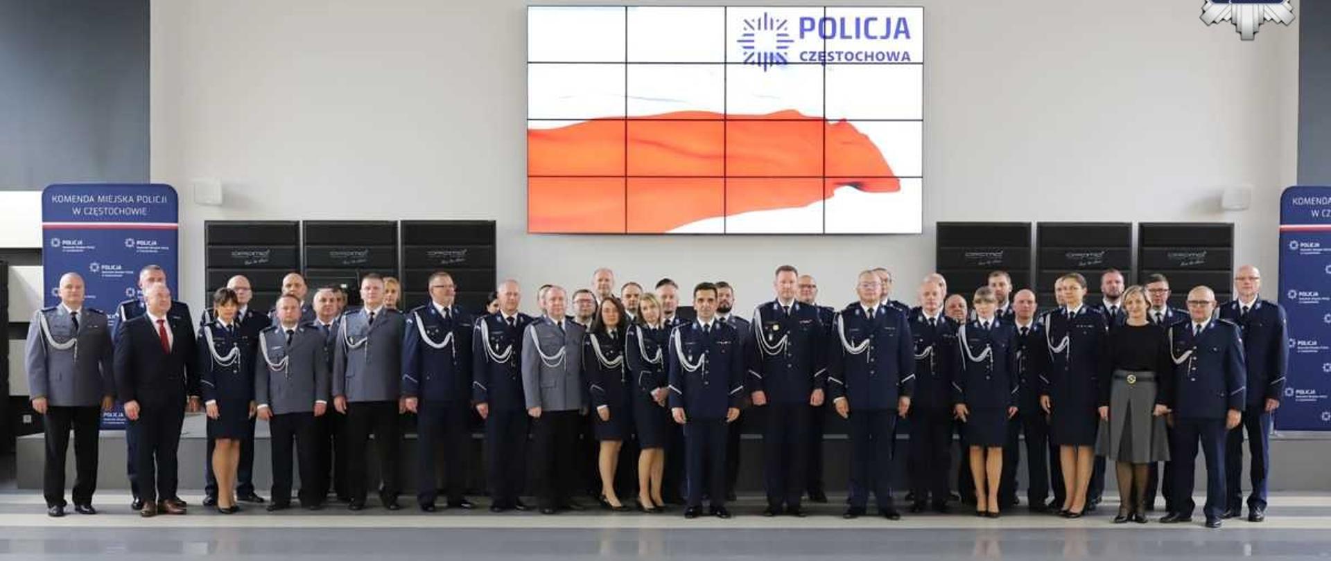 Pamiątkowe zdjęcie grupowe funkcjonariuszy Policji oraz osób cywilnych uczestniczących w uroczystości
