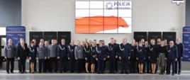 Pamiątkowe zdjęcie grupowe funkcjonariuszy Policji oraz osób cywilnych uczestniczących w uroczystości