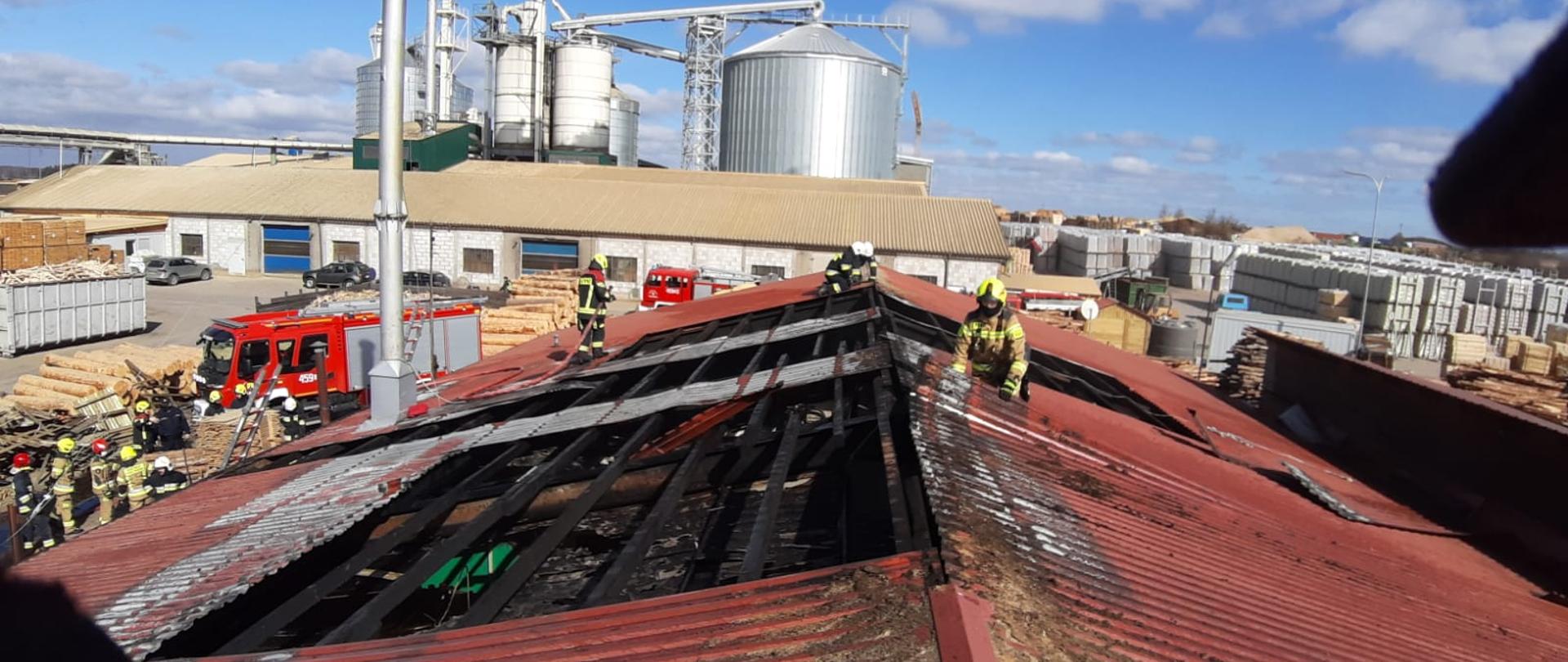 Pożar hali produkcyjnej 