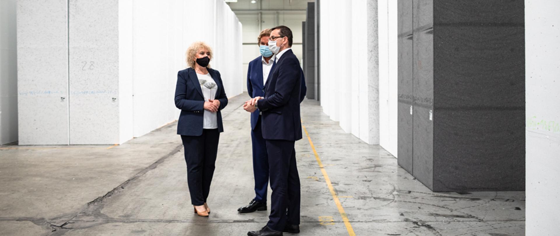 Premier jest oprowadzany po firmie.