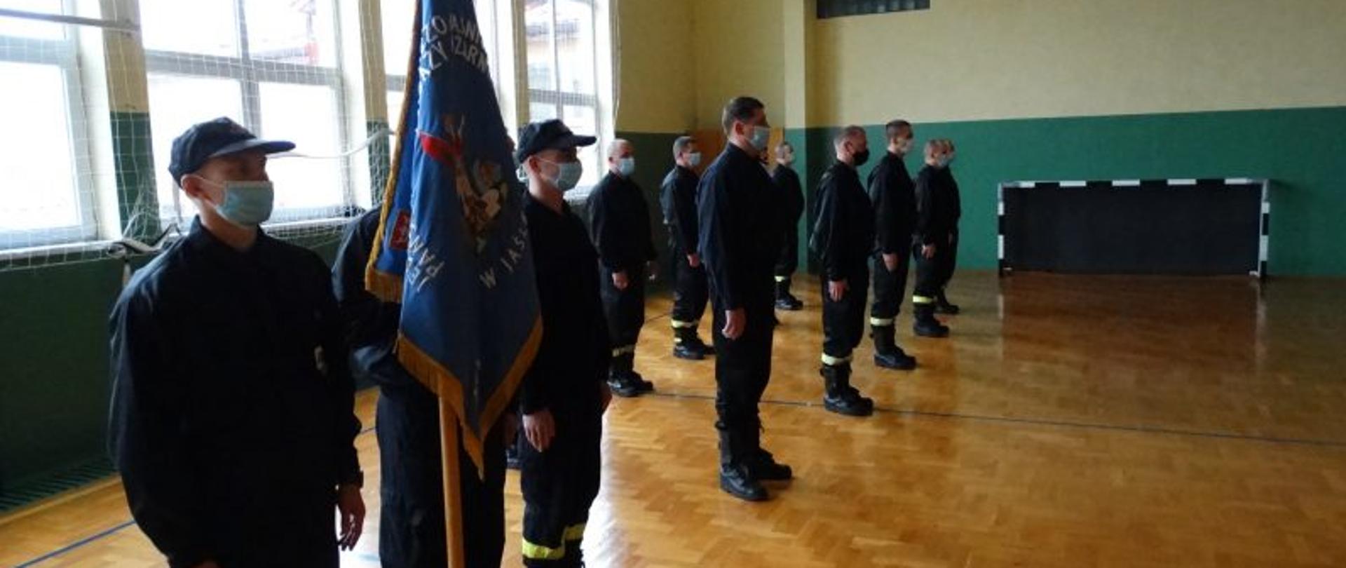 Sztandar KP PSP w Jaśle wraz z ze zmianą z JRG podczas zbiórki