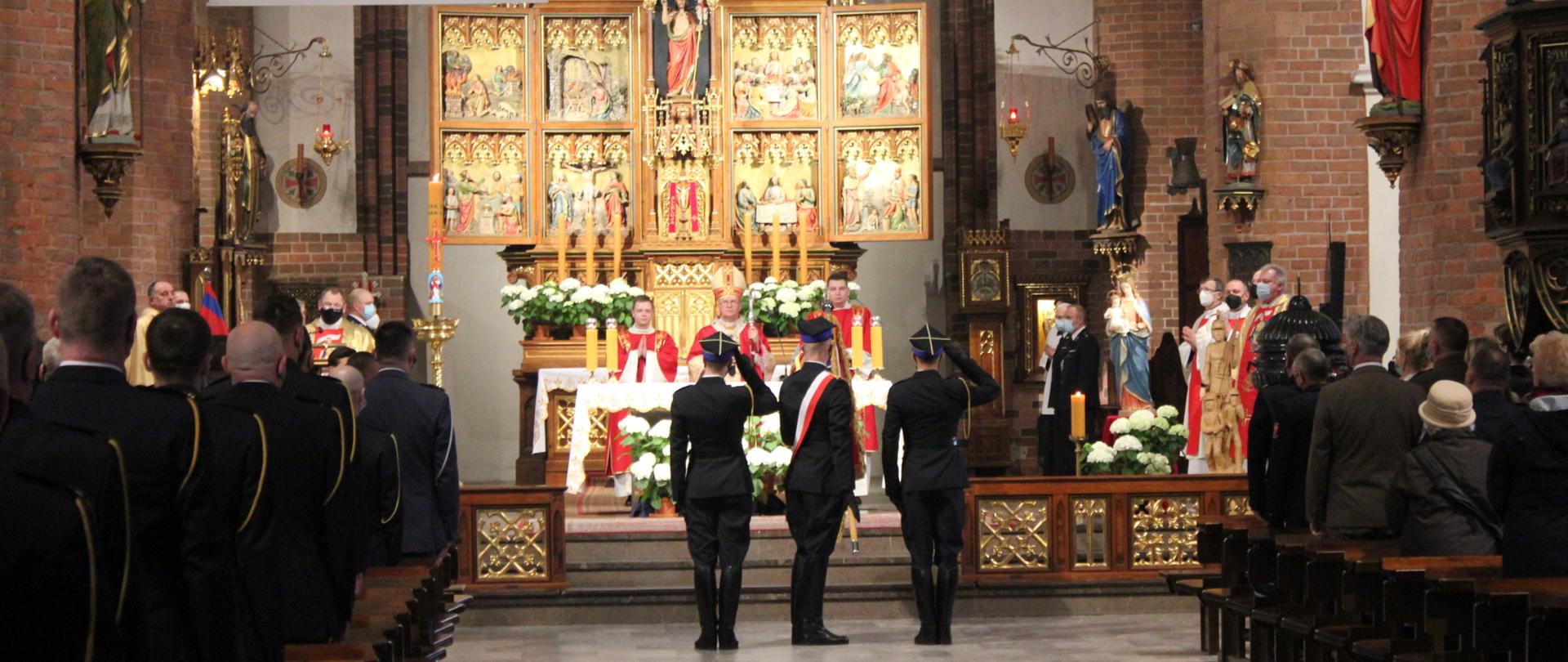 Wejście pocztu sztandarowego Państwowej Straży Pożarnej