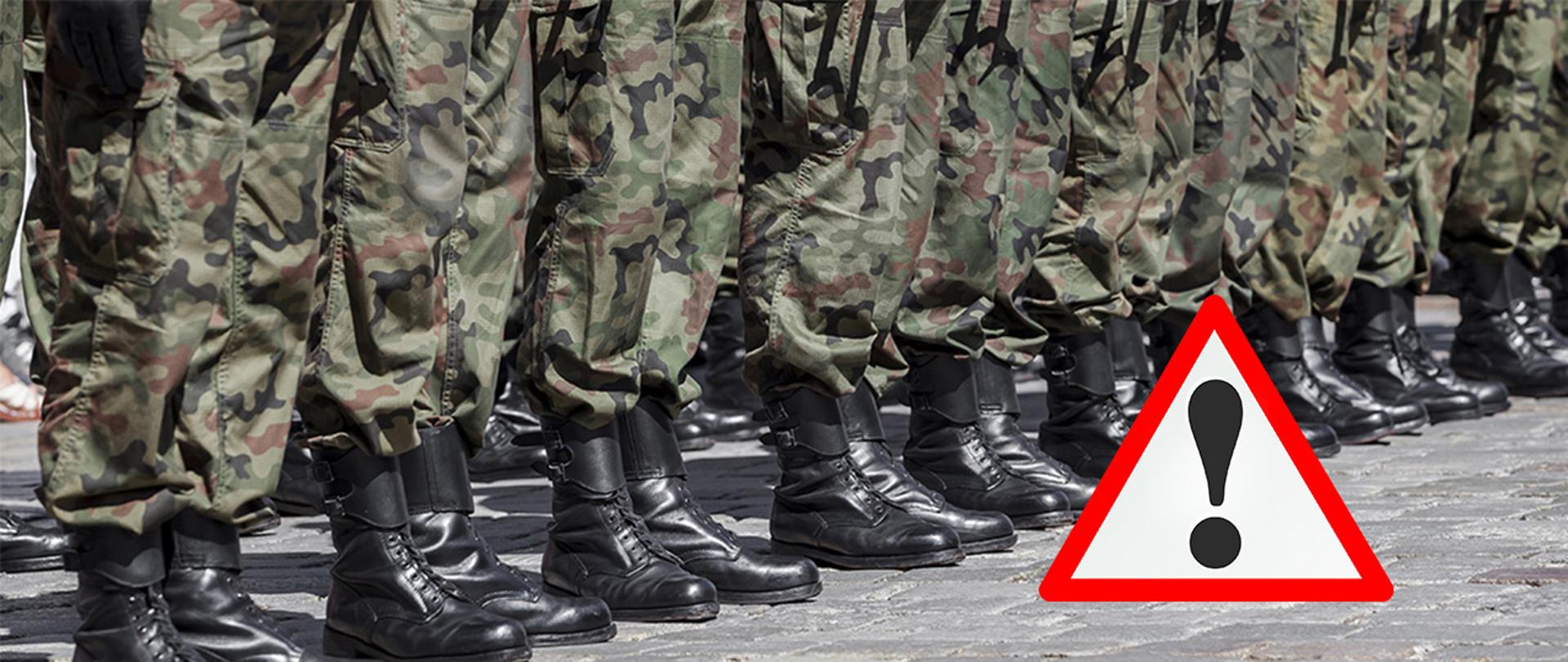 Tłem do grafiki jest zdjęcie przedstawiające widoczne w rzędzie nogi ubrane w spodnie w kolorze moro i w butach wojskowych. Na to zdjęcie został naniesiony znak przypominający znak drogowy oznaczający inne niebezpieczeństwo.