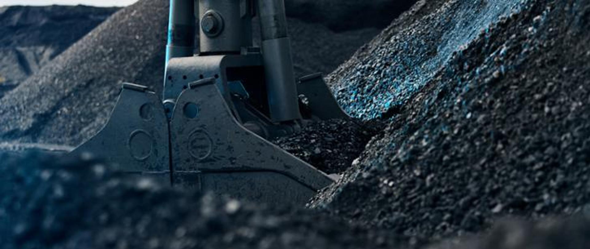 Zdjęcie obrazujące maszynę i węgiel 