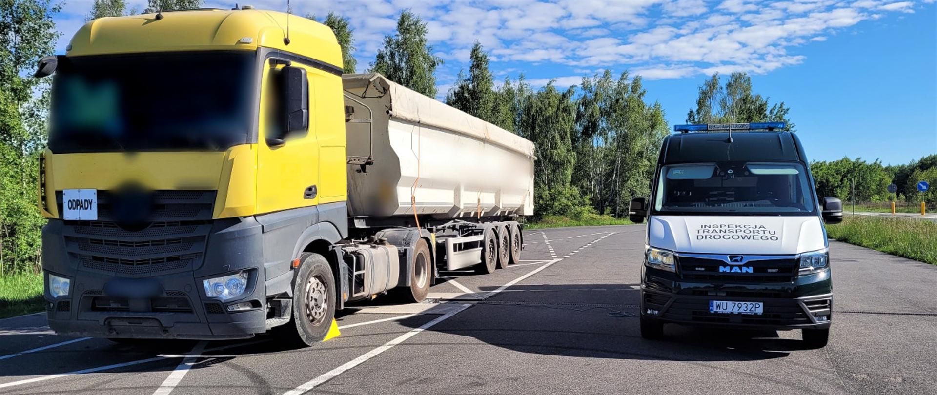 Od lewej: ciągnik siodłowy z podpiętą naczepą - wywrotką stoi kołami podwójnej osi napędowej ciągnika siodłowego na inspekcyjnych wagach. Obok kontrolowanego zespołu pojazdów stoi oznakowany furgon mazowieckiej Inspekcji Transportu Drogowego.