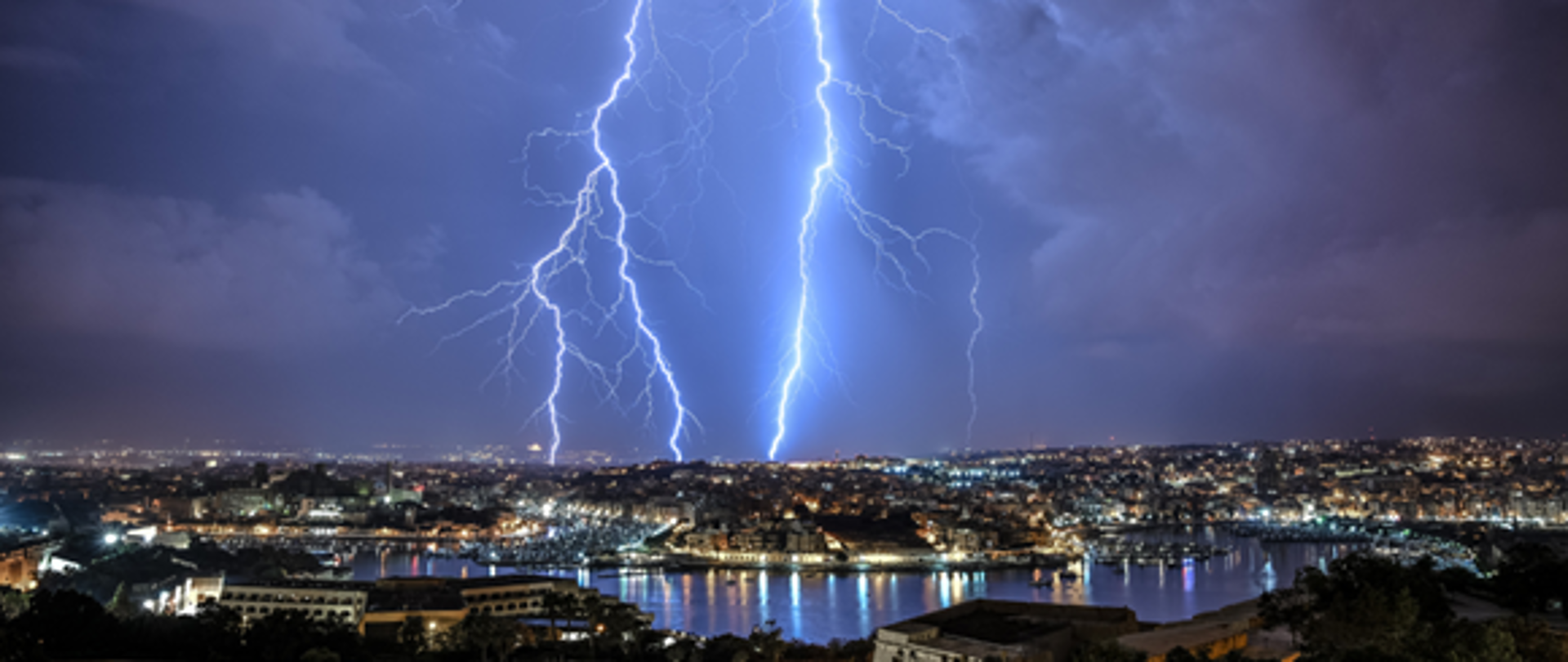 Burza w nocy nad miastem