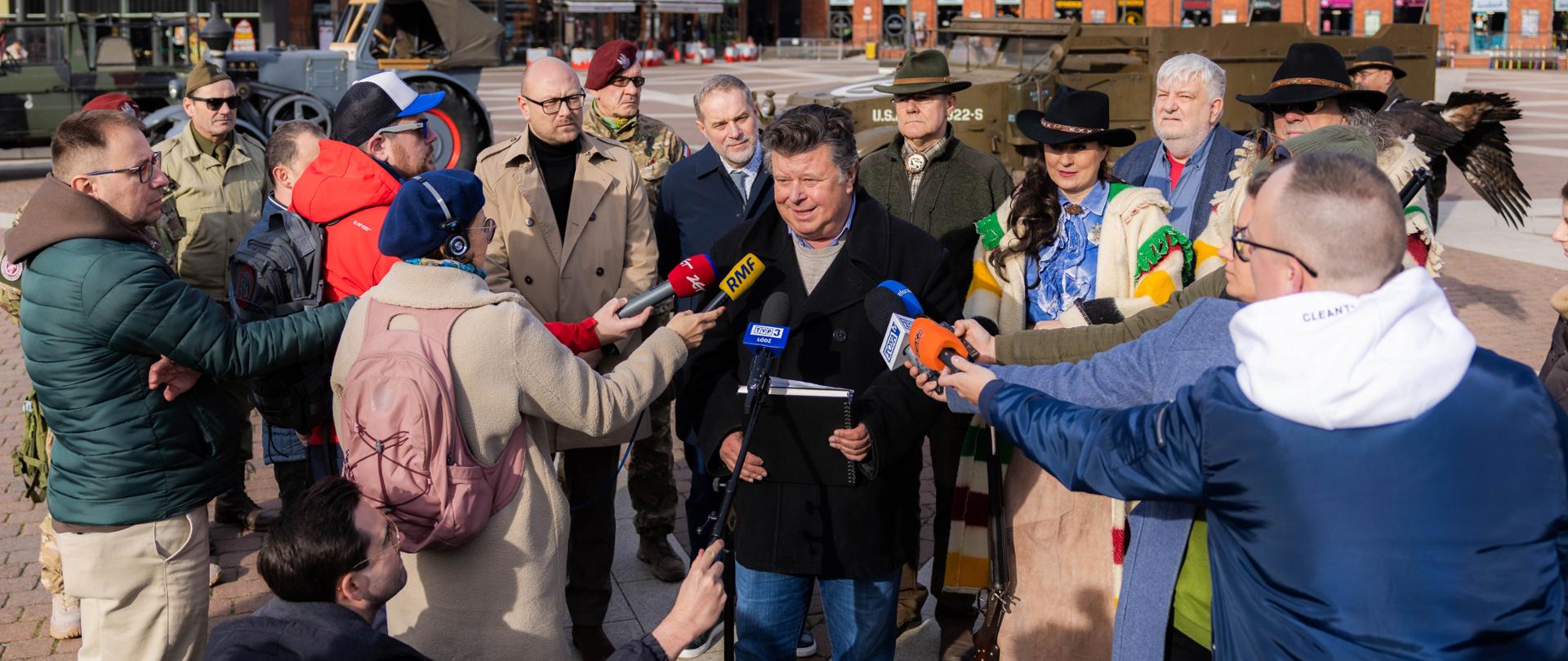 Uczestnicy konferencji prasowej dot. XIV Pikniku Niepodległościowego 