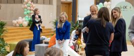 Zdjęcie ze spotkania premiera Donalda Tuska, minister zdrowia Jolanty Sobierańskiej-Grendy, wiceminister rodziny, pracy i polityki społecznej Aleksandry Gajewskiej z rodzinami uczestniczącymi w programie leczenia niepłodności.