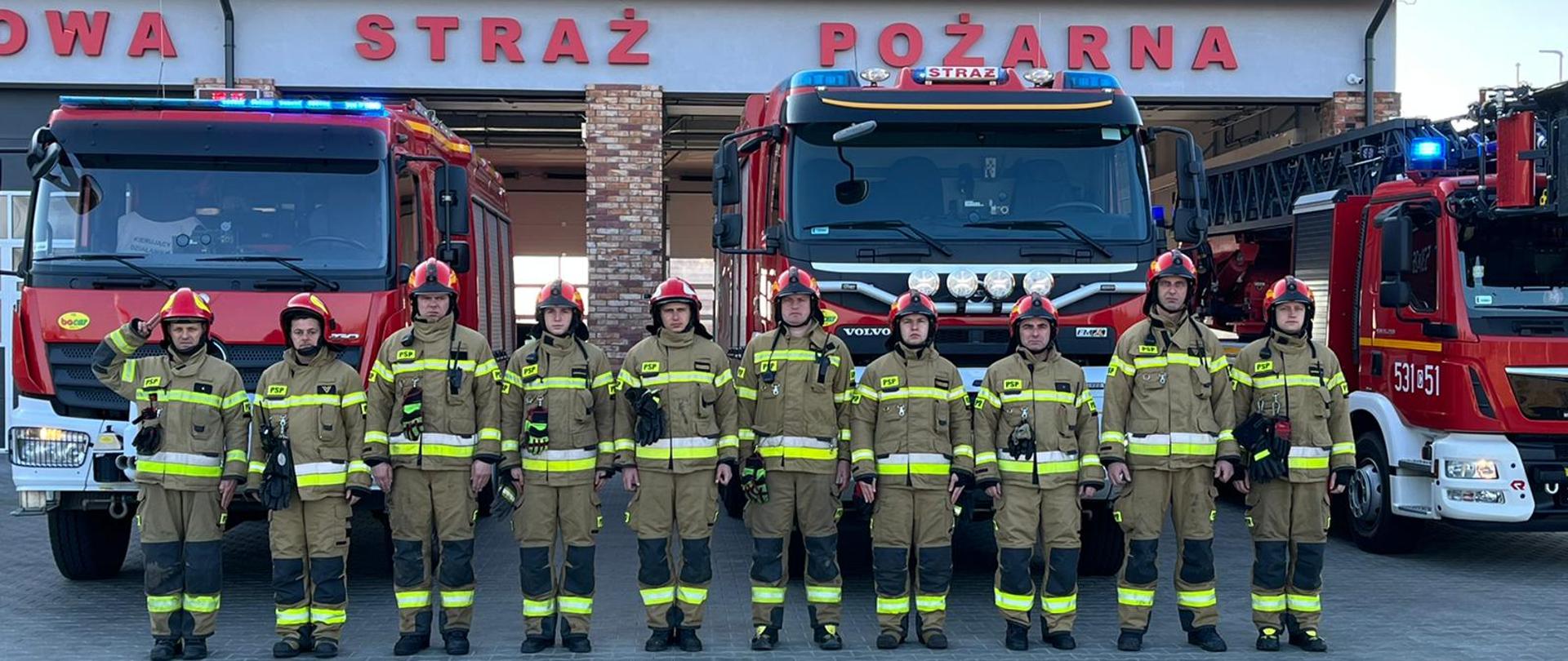 Na zdjęciu funkcjonariusze Komendy Powiatowej Państwowej Straży Pożarnej w Świeciu oddający hołd minutą ciszy poległym strażakom z Ukrainy