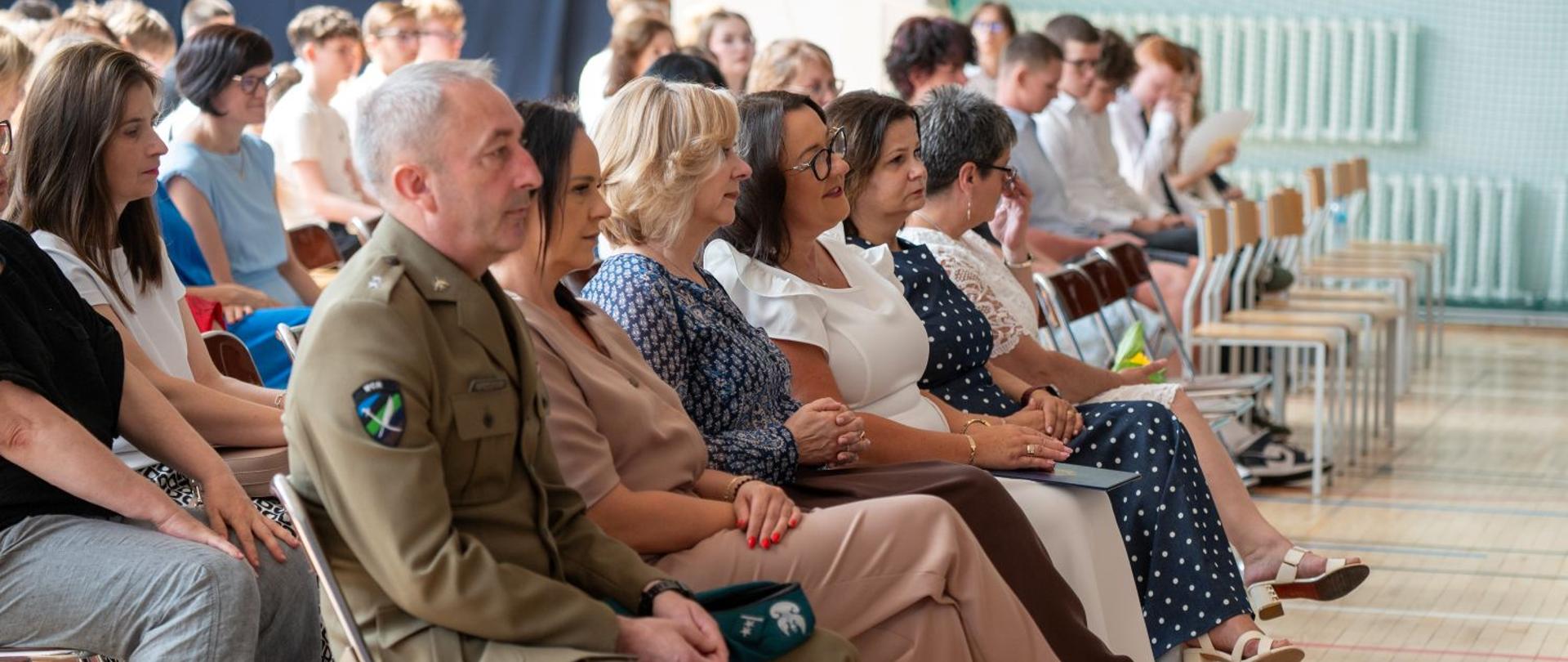 Na zdjęciu widać kobiety i mężczyzn