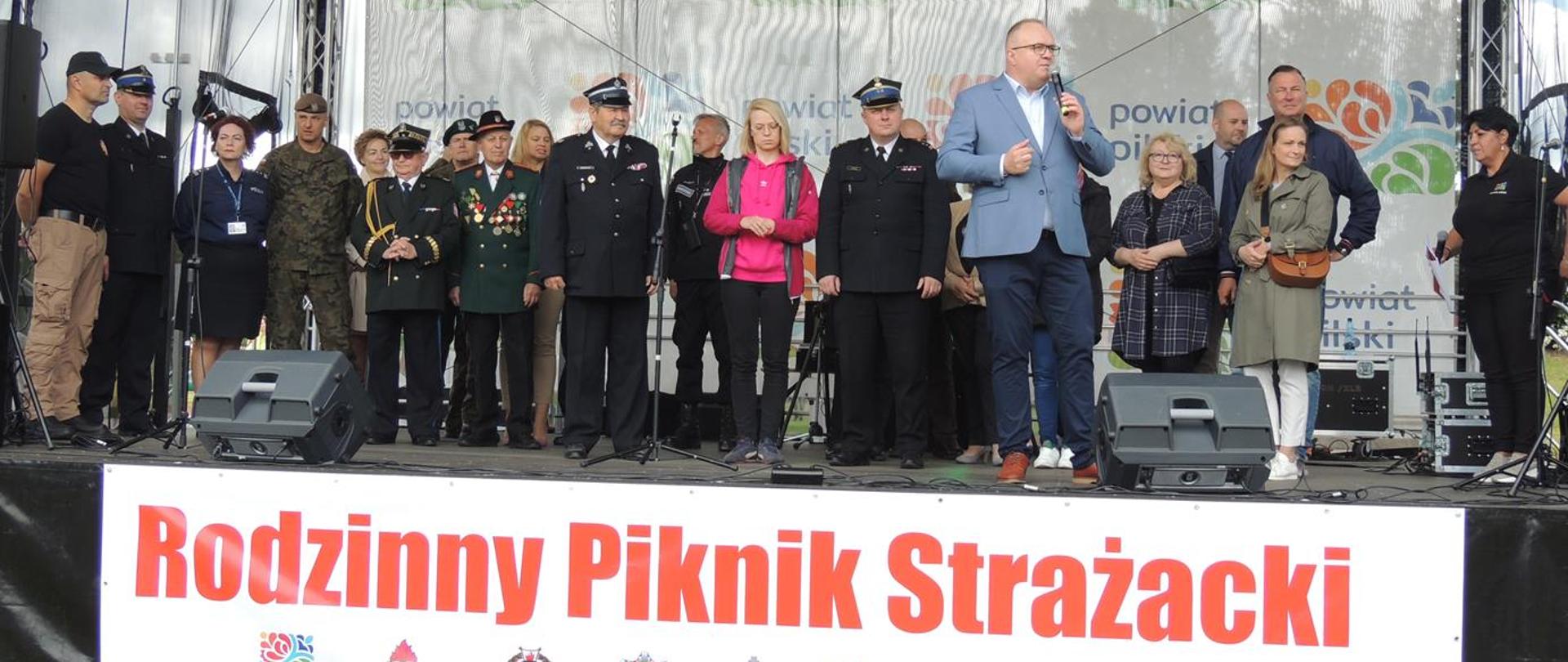 Na zdjęciu widać Starostę Pilskiego oraz podczas otwarcia pikniku strażackiego.