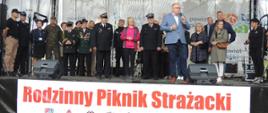Na zdjęciu widać Starostę Pilskiego oraz podczas otwarcia pikniku strażackiego.