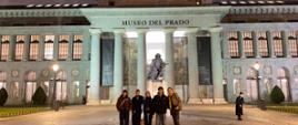 Wycieczka do Madrytu - przed Muzeum Prado. Zdjęcie przedstawia 5 uczestników na tle fasady Museum del Prado. 