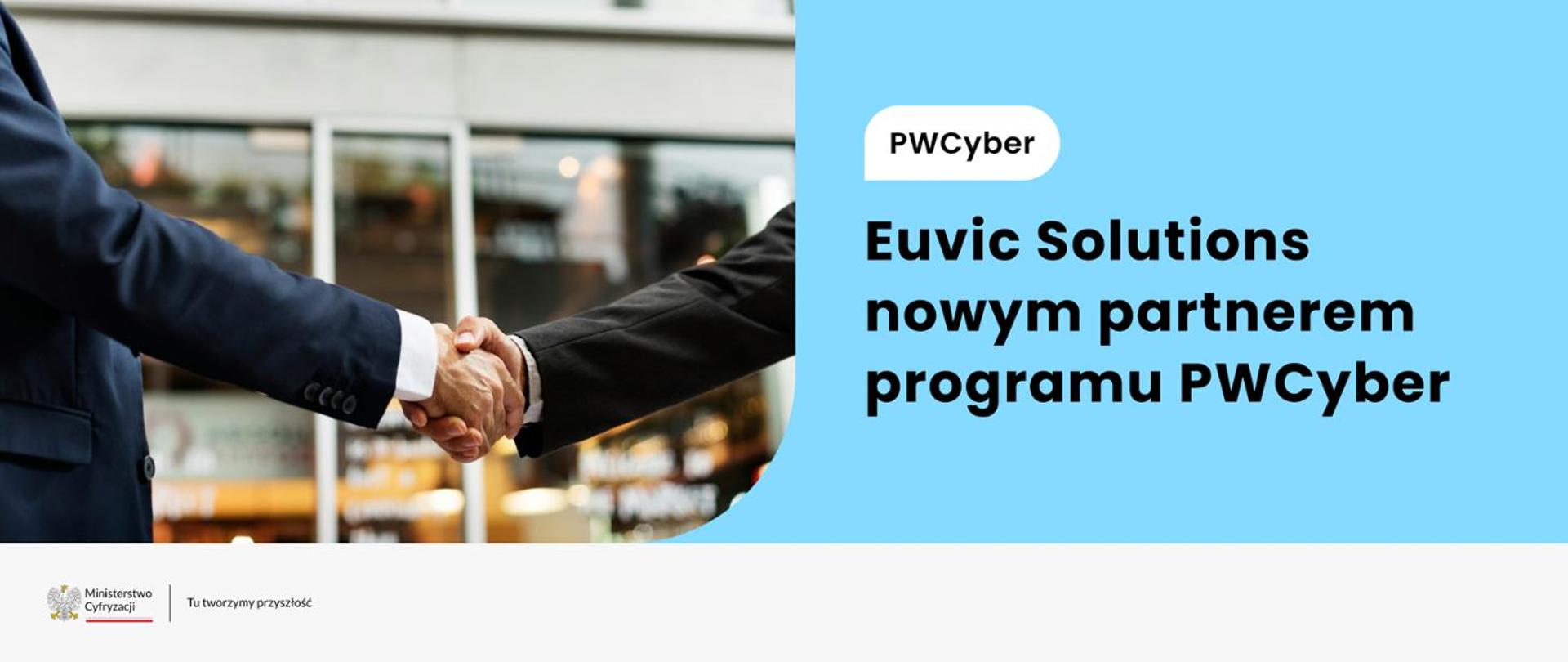 Po prawej stronie napis Euvic Solutions nowym partnerem PWCyber. Po lewej zdjęcie uścisku dłoni