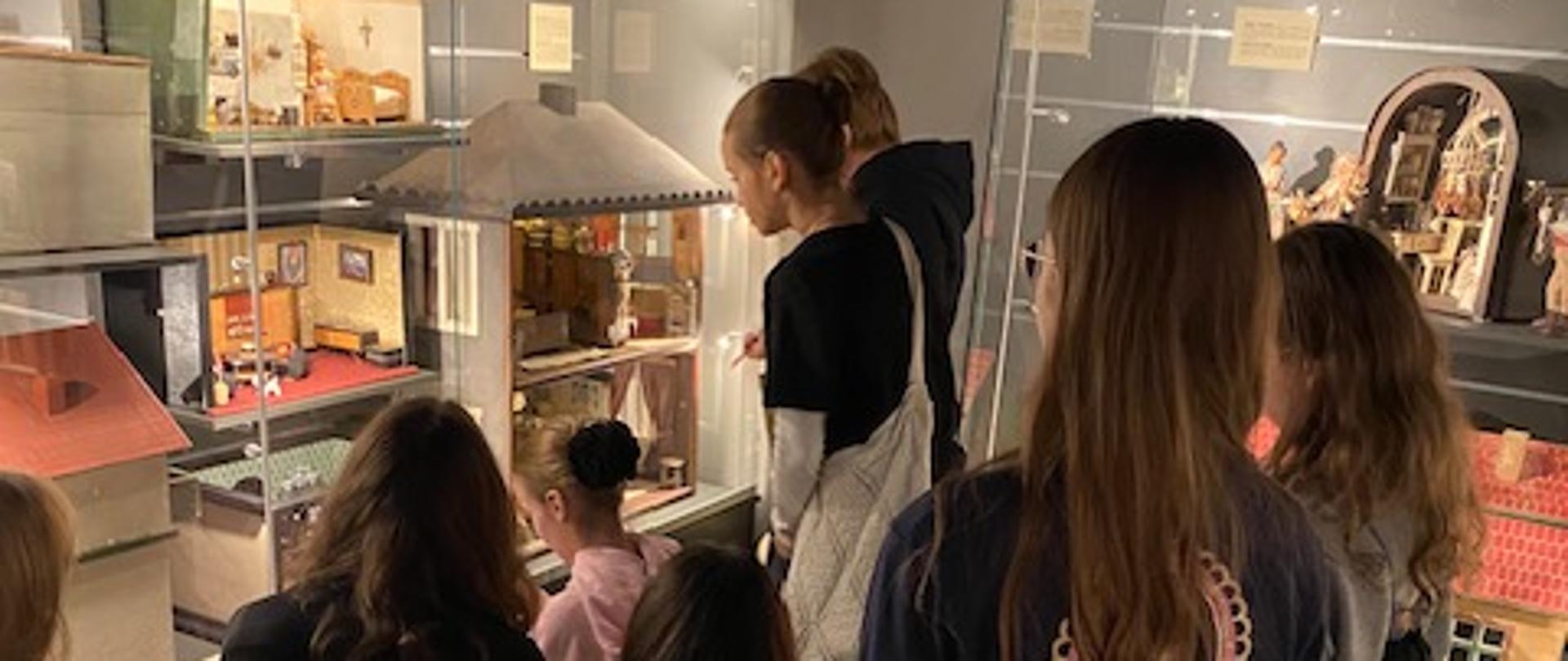 Wychowanki oglądają domki lalek