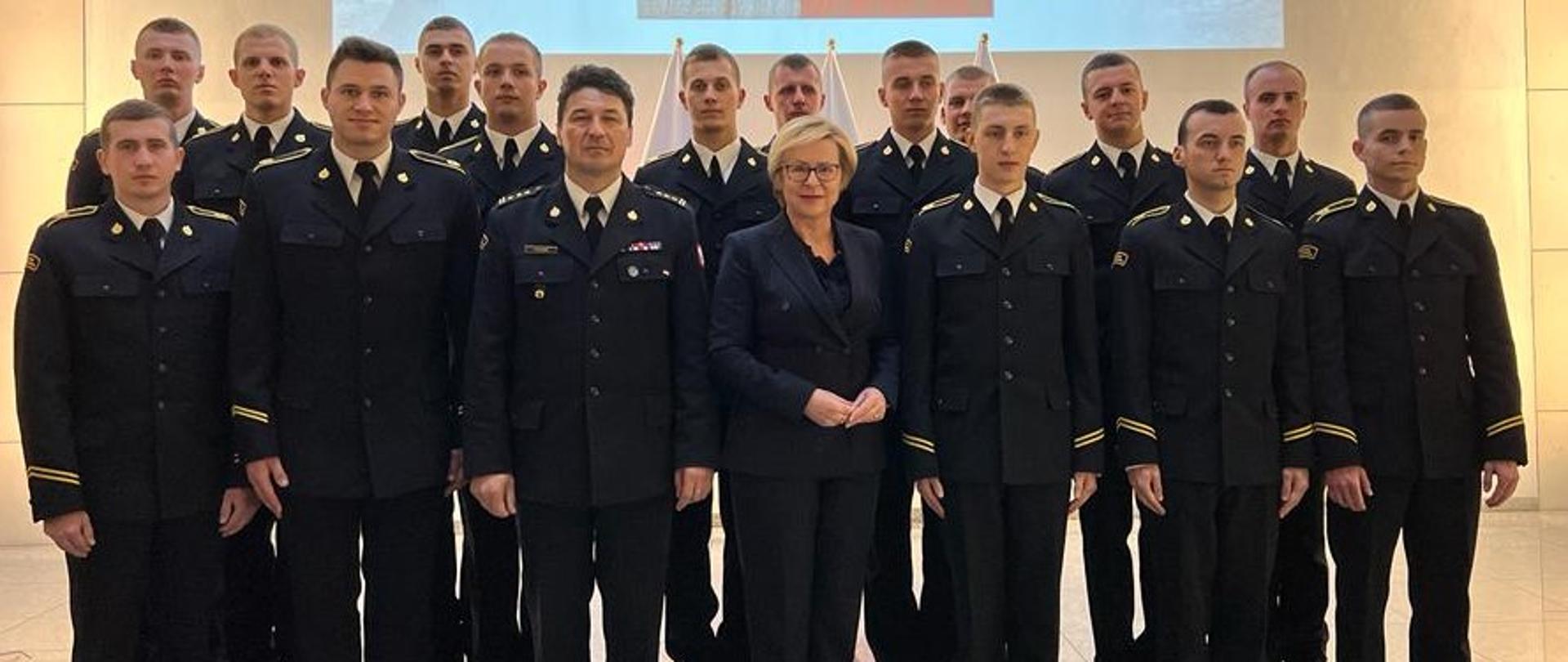 Na zdjęciu europosłanka Jadwiga Wiśniewska oraz Komendant Centralnej Szkoły PSP w otoczeniu kadetów CS PSP (15 kadetów)