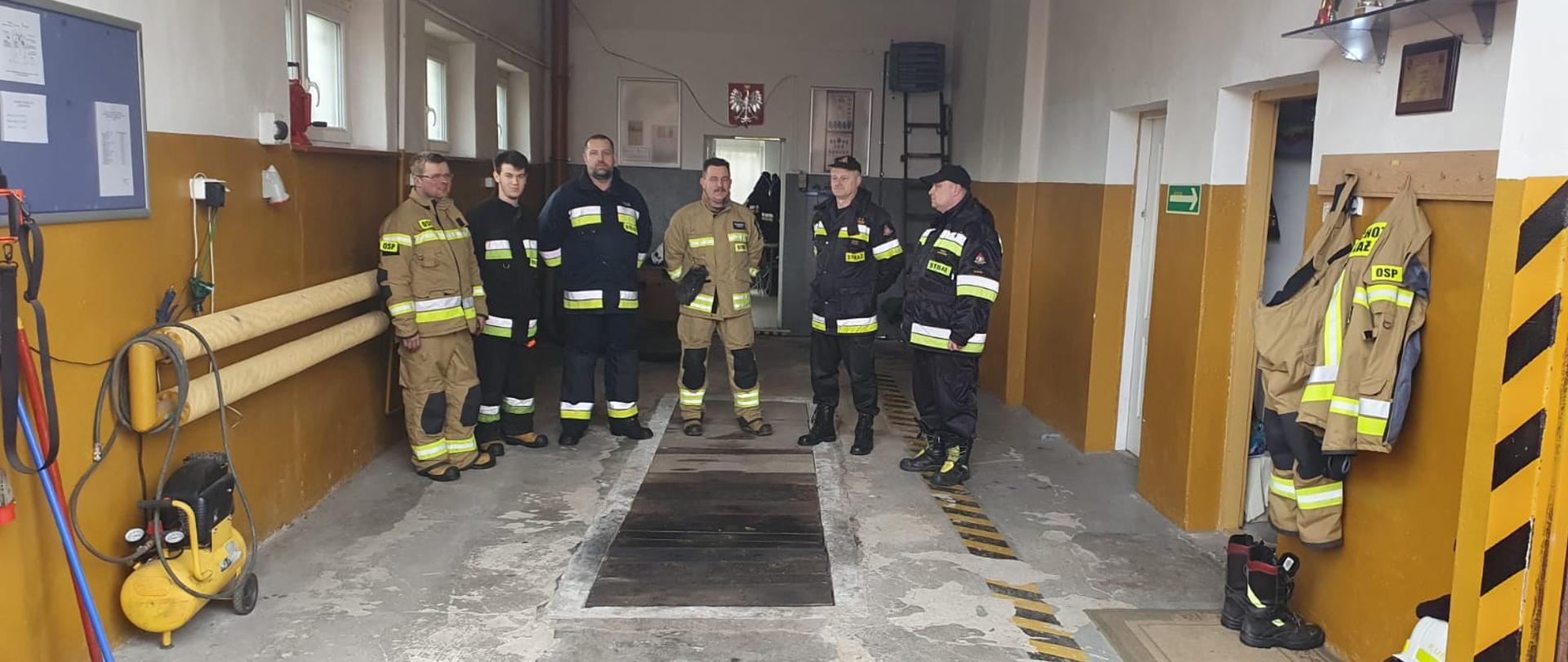 na zdjęciu strażacy