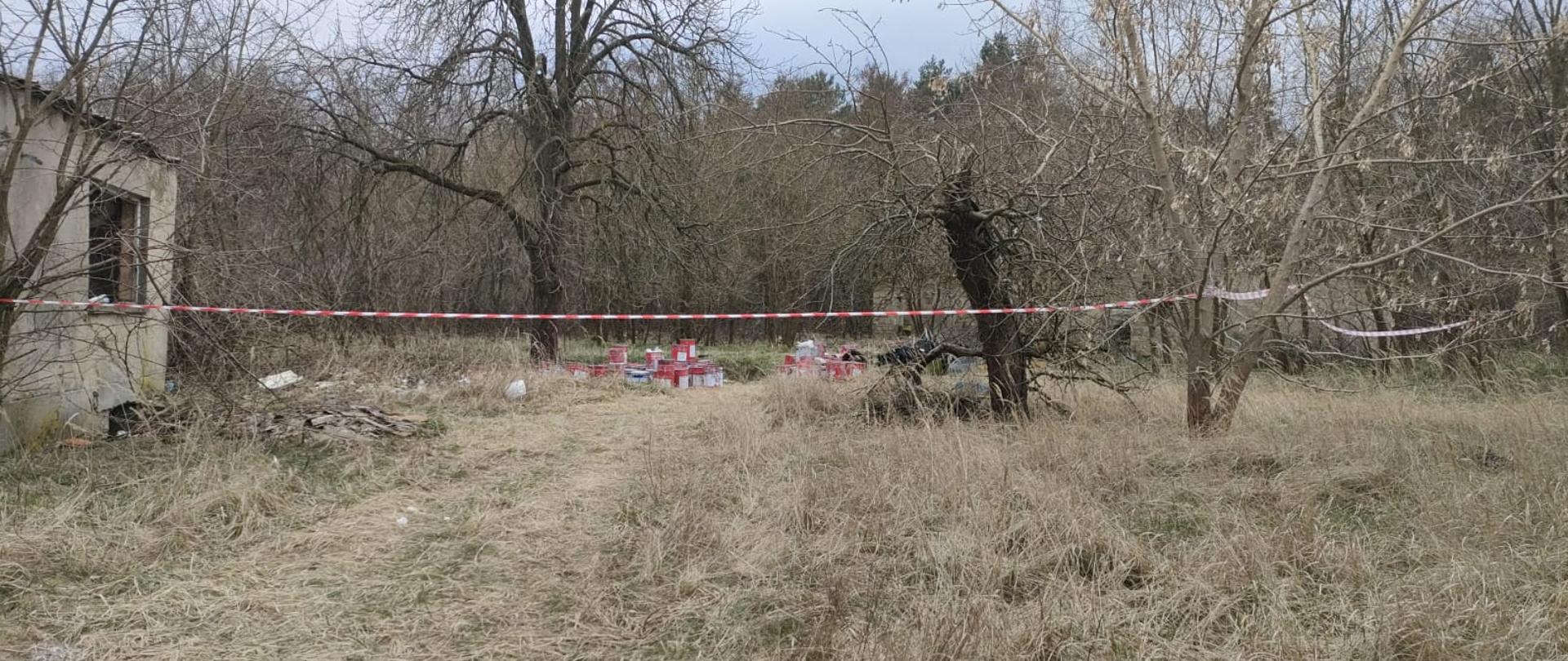 PORZUCONE POJEMNIKI Z NIEZNANĄ SUBSTANCJĄ W MIEJSCOWOŚCI LESZCZE