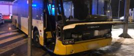 Na zdjęciu znajduje się autobus koloru biało-żółtego noszący ślady uszkodzeń powypadkowych