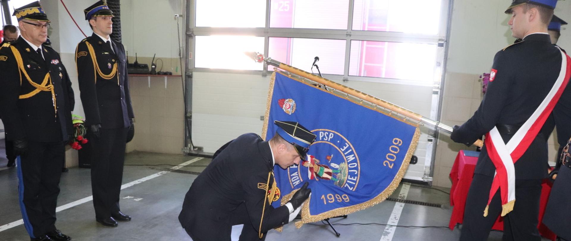Przekazanie obowiązków Komendanta Powiatowego oraz jego zastępcy. Zdjęcie przedstawia Sztandar Komendy Powiatowej Państwowej Straży Pożarnej oraz nowo powołanego Komendanta Powiatowego, Kujawsko Pomorskiego Komendanta Wojewódzkiego oraz nowo powołanego zastępcę Komendanta Powiatowego.