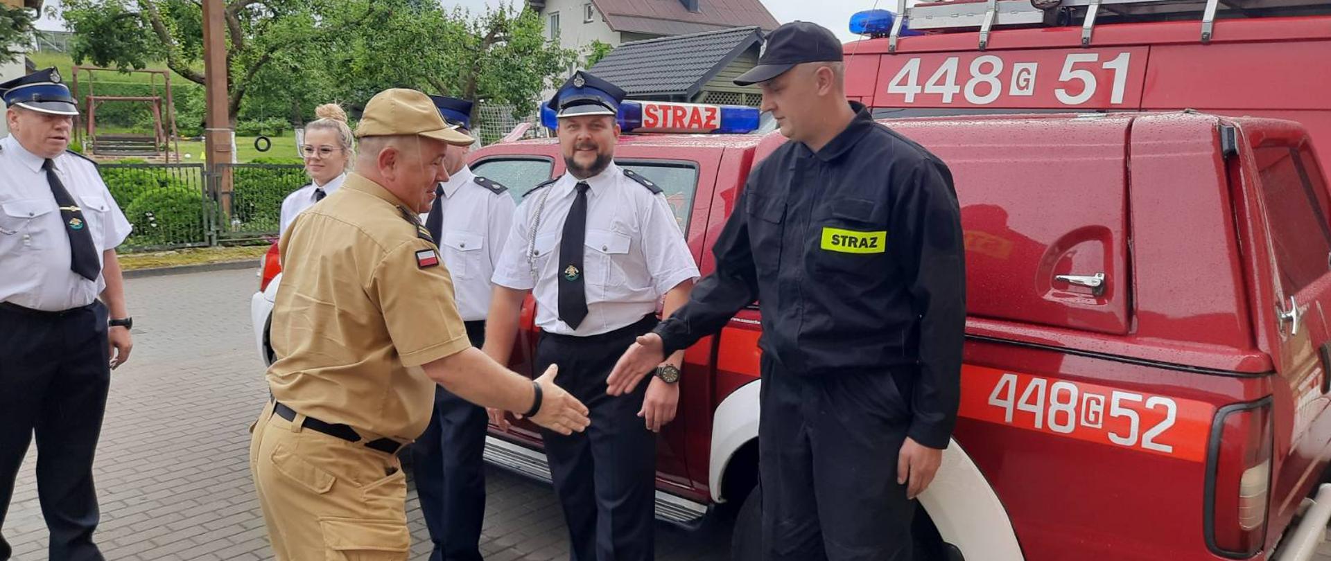 st. bryg. Wojciech Berent wita się ze strażakami