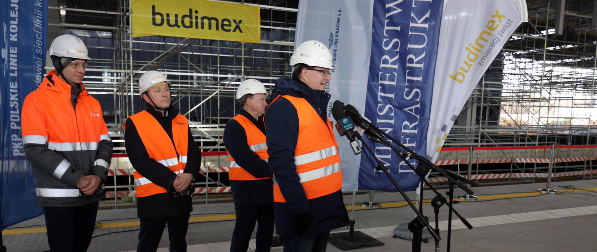 Wiceminister infrastruktury Andrzej Bittel na peronie stacji Warszawa Zachodnia