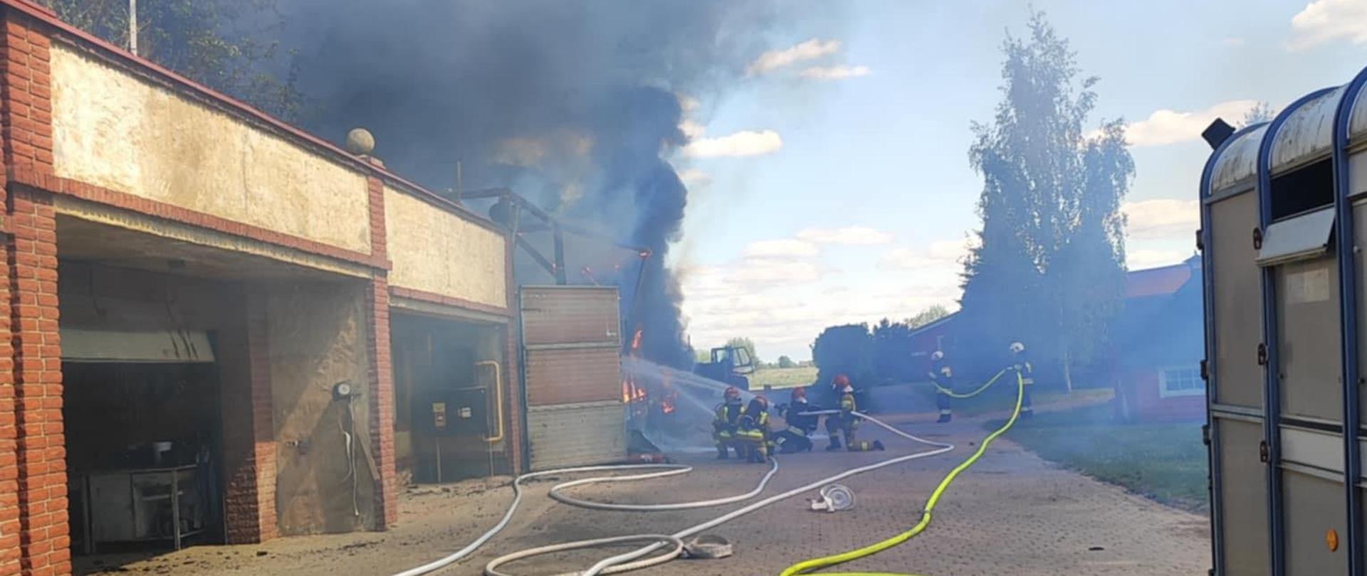 Pożar warsztatu, strażacy gaszą pożar