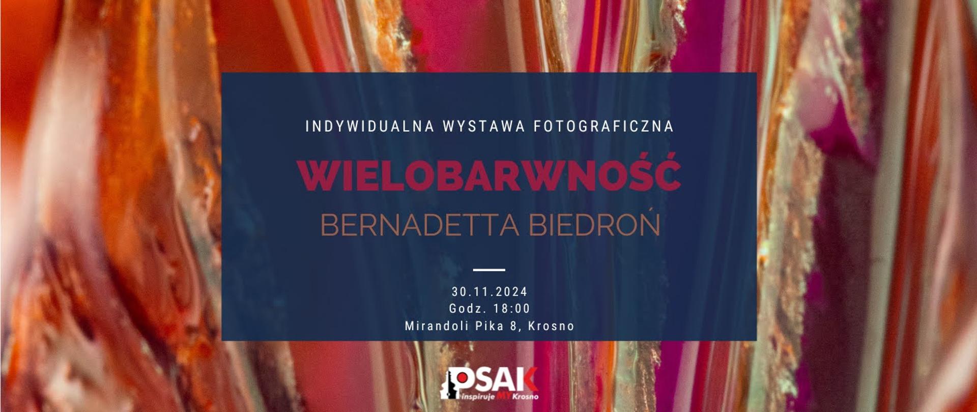 Plakat zapowiadający wystawę Bernadetty Biedroń. Tło plakatu to różowo, pomarańczowo białe pasy. Na środku granatowy prostokąt a na nim tytuł wystawy autor oraz miejsce . 