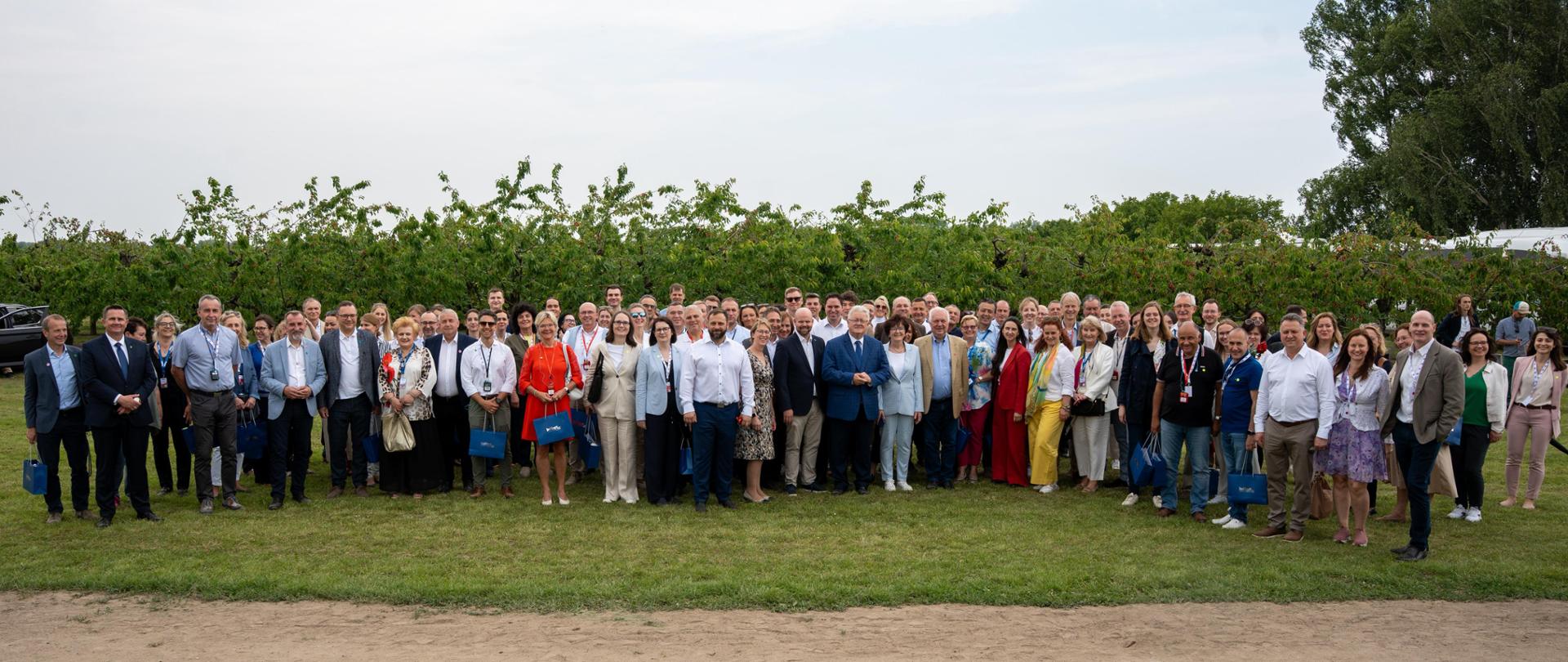 Pamiątkowe zdjęcie po zwiedzaniu Instytutu Ogrodnictwa w Skierniewicach (fot. MRiRW)