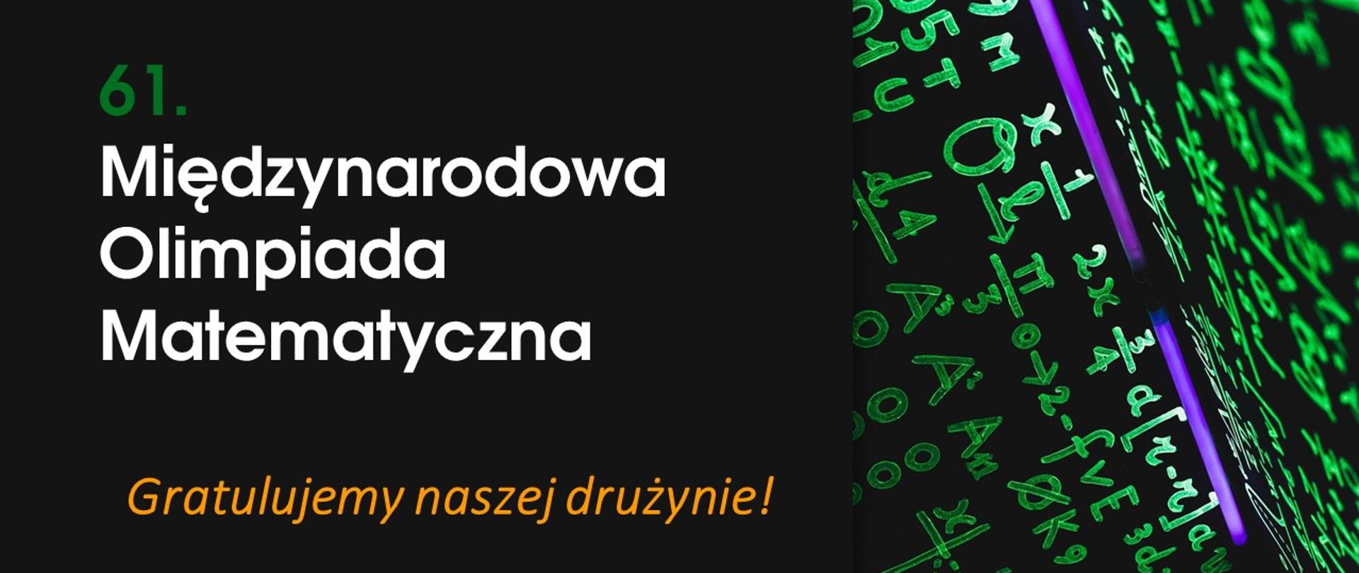 Po prawej stronie na czarnym tle napis 61. Międzynarodowa Olimpiada Matematyczna. Gratulujemy naszej drużynie. Po lewej stronie zielone liczny na czarnym tle. 