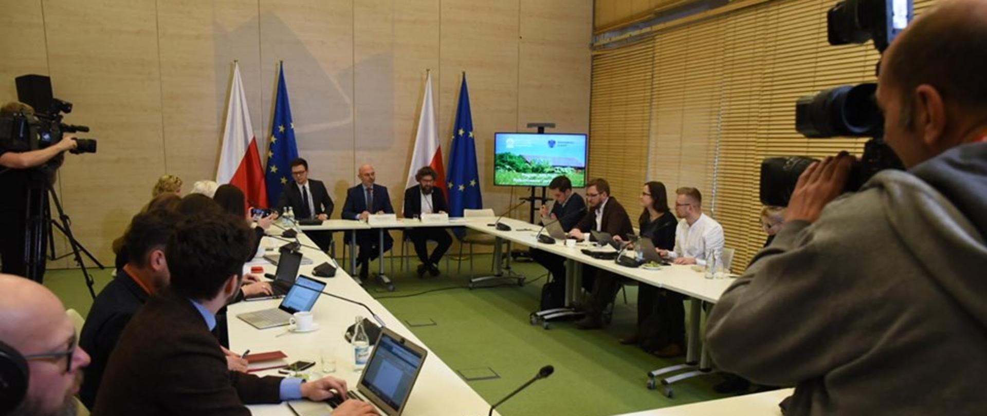 Kolejny nabór wniosków w programie „Mój Prąd” - konferencja prasowa ministra klimatu Michała Kurtyki i prezesa NFOŚiGW Piotra Woźnego