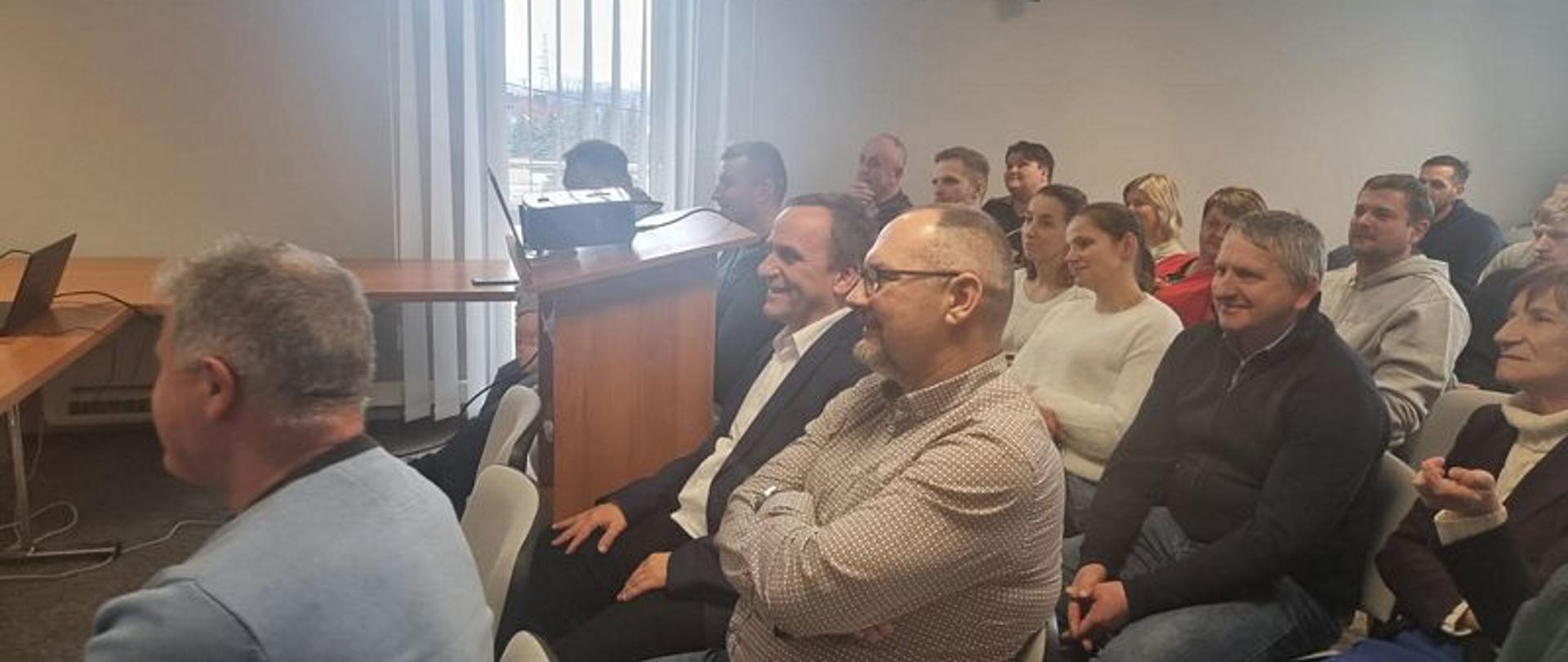 Widok sali konferencyjnej i uczestników spotkania