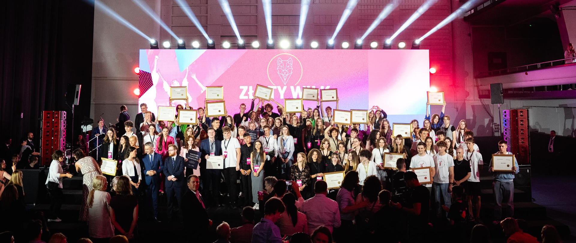 zdjęcie grupowe organizatorów oraz zwycięzców 