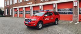 Zdjęcie pojazdu Ford Ranger na placu przed Jednostką Ratowniczo – Gaśniczą w miejscowości Gubin - przód oraz lewy bok pojazdu.