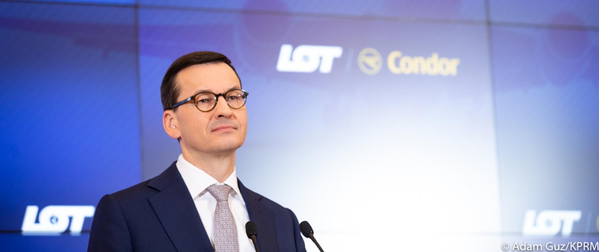 Premier Mateusz Morawiecki podczas konferencji prasowej. 