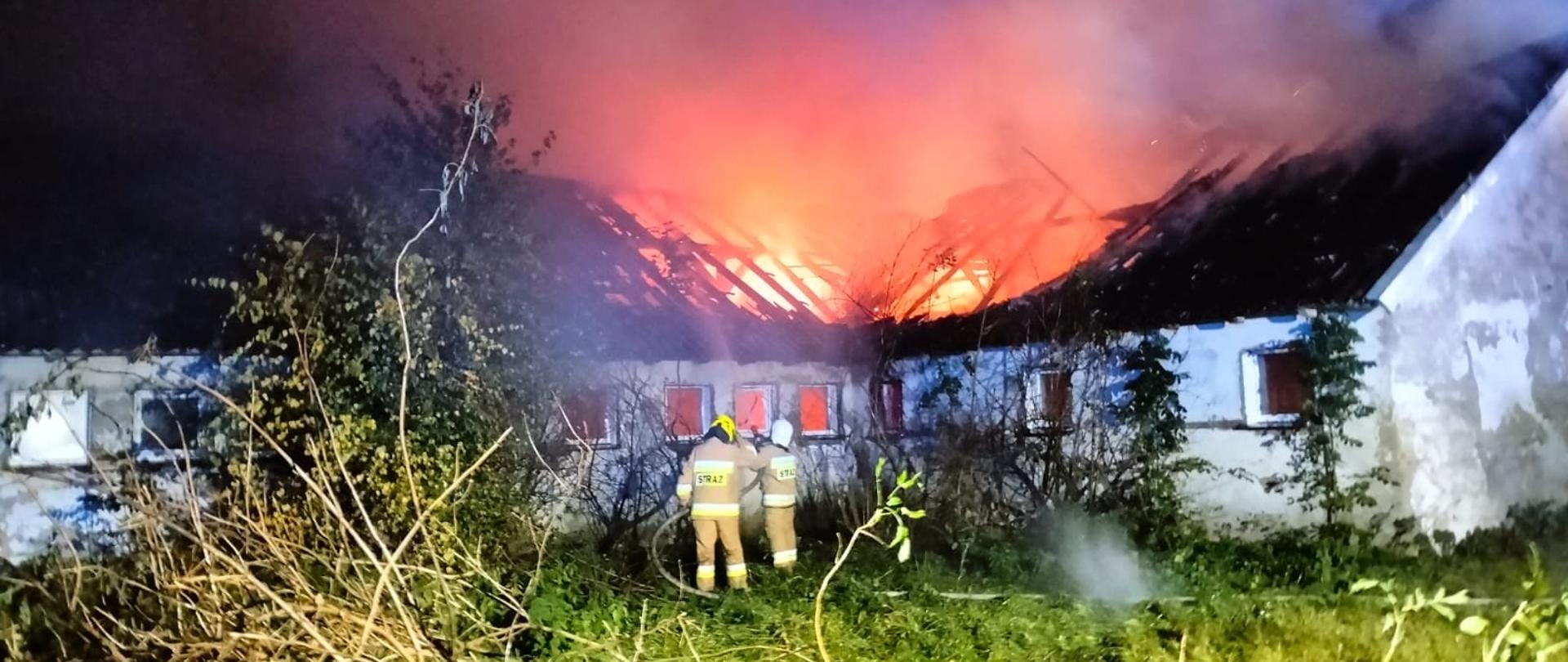 Pożar obory w miejscowości Chełmek Osada, na zdjęciu widoczny dach w ogniu 