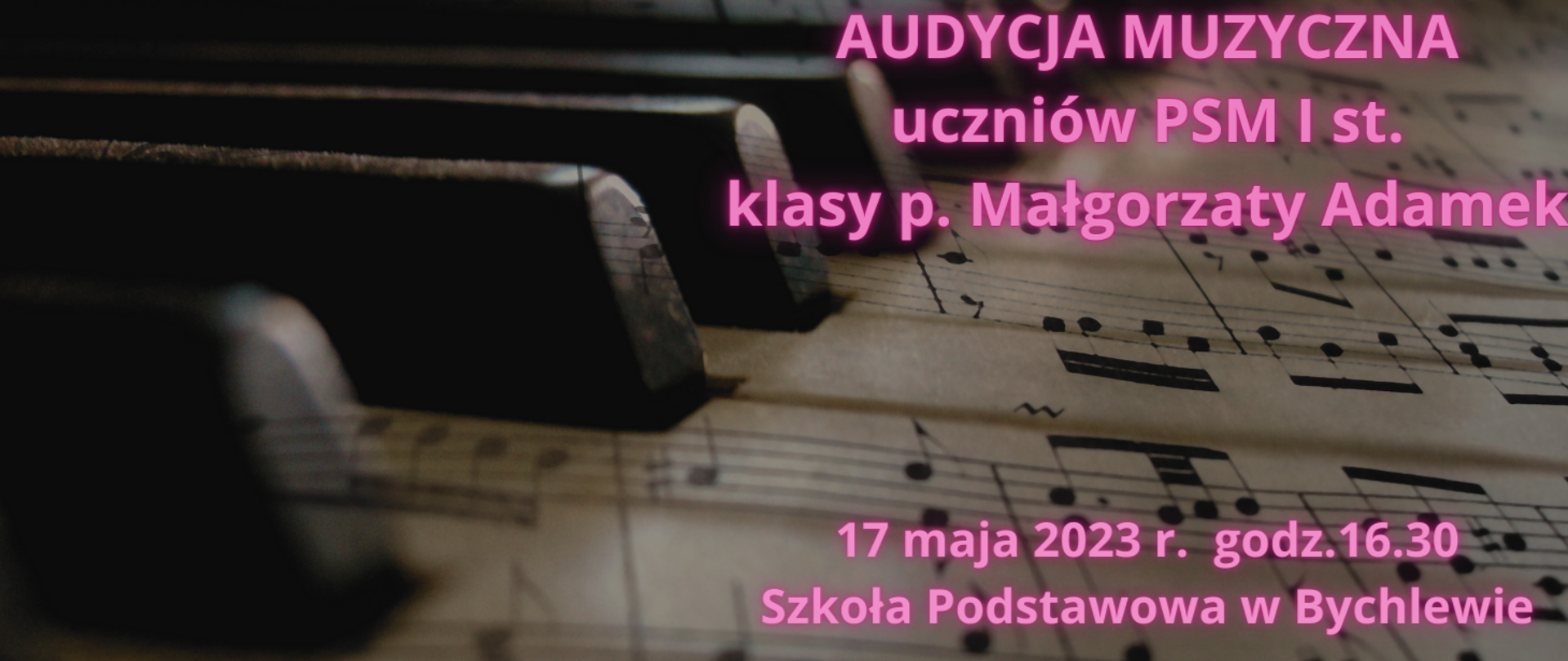 Klawiatura fortepianu na tle papieru nutowego. Informacja o wydarzeniu - audycja klasy M. Adamek, 17 maja 2023 godz. 16.30, szkołą podstawowa w Bychlewie.