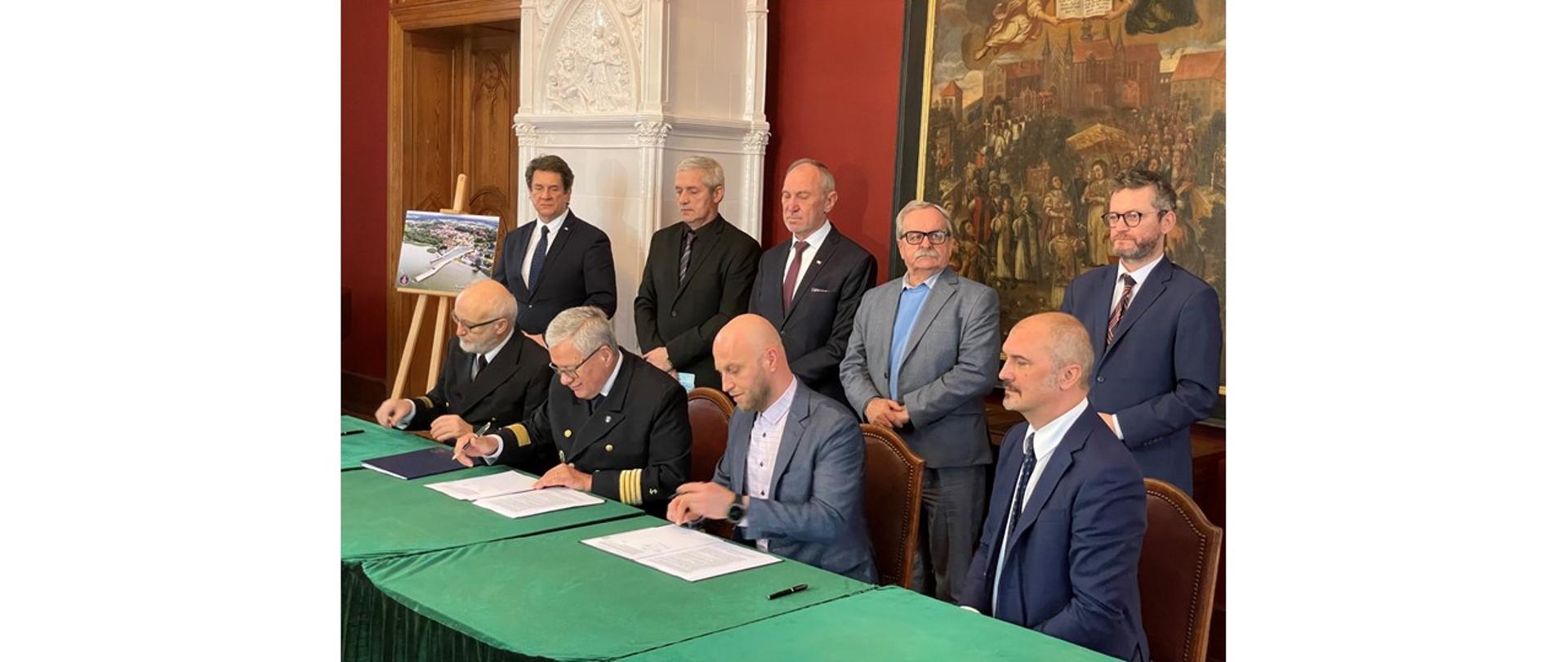 Wiceminister infrastruktury Grzegorz Witkowski uczestniczy w podpisaniu umowy na przebudowę Portu Rybackiego we Fromborku