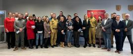Zdjęcie wykonane w Komendzie Powiatowej PSP w Wolsztynie. Na zdjęciu widoczni przedstawiciele władz samorządowych powiatu wolsztyńskiego, Komendanta Powiatowego PSP w Wolsztynie oraz laureatów konkursu.