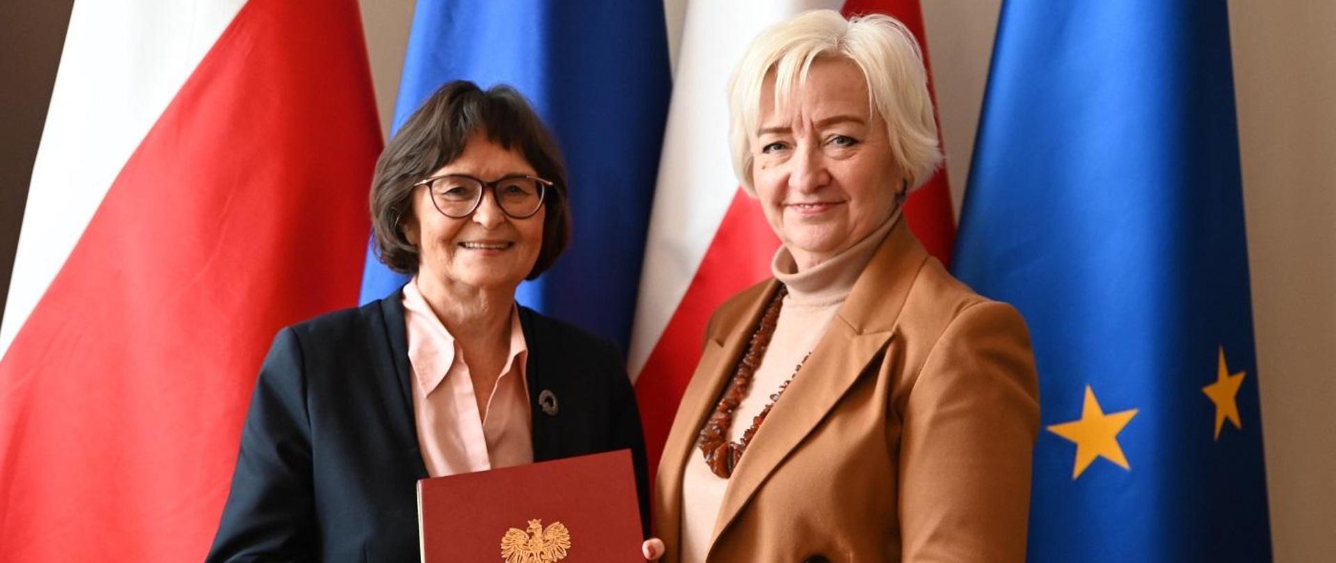 Konsultant wojewódzki ds. stomatologii dziecięcej prof. Joanna Szczepańska (z lewej) oraz wojewoda łódzki Dorota Ryl (z prawej) 