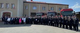 Zdjęcie przedstawia uczestników Dnia Strażaka na tle budynku Komendy Powiatowej Państwowej Straży Pożarnej
