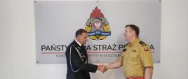 Druh Jerzy Glenc oraz Komendant Powiatowy wspólnie pozują do zdjęcia wraz z wręczoną decyzją o przyznanym świadczeniu emerytalnym