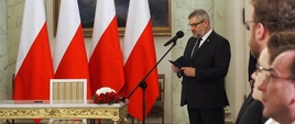 Minister Ardanowski odczytuje słowa przysięgi